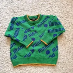 ロゴ入り緑色セーター 柄