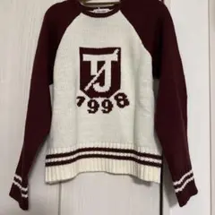 赤と白のロゴ入りニットセーター Mサイズ