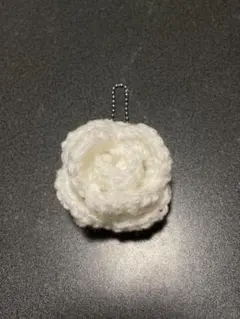 バラ お花 チャーム キーホルダー ホワイト 白 ハンドメイド 編み物