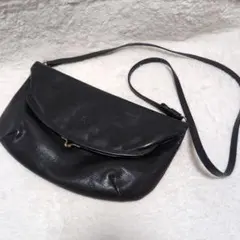 イルビゾンテ　がま口　ムーン　ショルダーバッグ　半月　ブラック　レザー