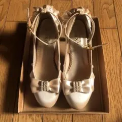 axes femme バックレースアップパンプス ベージュ リボン パール付き