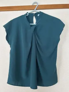 ダークグリーン ノースリーブシャツ