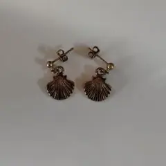 ゴールド貝殻型ピアス