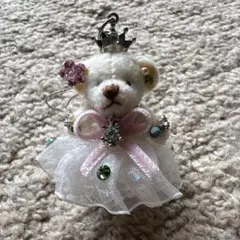 可愛いクマのキーホルダー 王冠付き