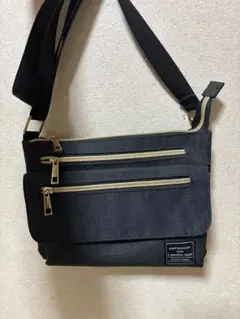 黒のショルダーバッグ