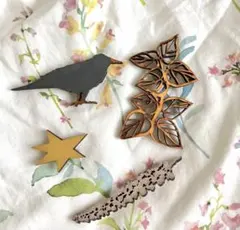ハンドメイド　木製ブローチセット