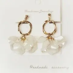 花びら×リング×ビジュー　パール　ホワイト　イヤリング　ピアス　ハンドメイド