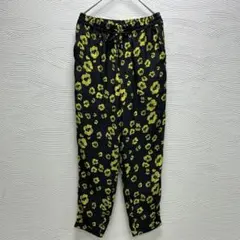 超美品✨moussy✨カジュアルパンツ 黒地に黄色の花柄✨Sサイズ✨サラッとのサムネイル