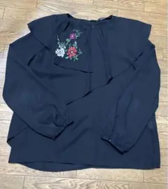 ZARAお花の刺繍が可愛い黒ブラウス