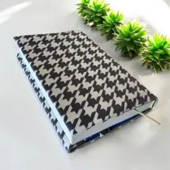 千鳥格子柄のブックカバー　単行本(四六判) グレー＆ホワイト　モノトーン