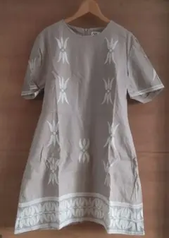 ZARA ベージュ 刺繍入り ひざ丈ワンピース 半袖