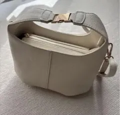 ベージュ ショルダーバッグ 合成皮革