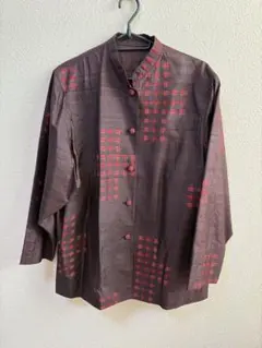 ブラウンとレッドのノーカラージャケット