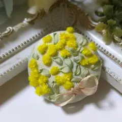 くるみボタン刺繍　ブローチ　ミモザ