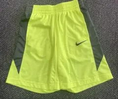 美品　NIKE DRI-FITジュニアハーフパンツ　蛍光イエローM140-150