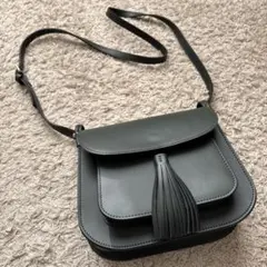 タッセル付きレザー風ショルダーバッグ