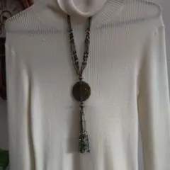 メノウ風　翡翠色ビーズとタッセル付きネックレス　48cm