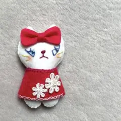 大きなリボンのツンデレ 白猫ちゃん ハンドメイド　マスコット　ブローチ