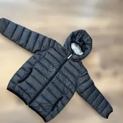 黒いダウンコート 薄く柄付き　フード付き