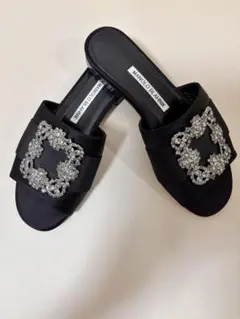 美品　MANOLO BLAHNIK サテン ビジュー サンダル ブラックのサムネイル