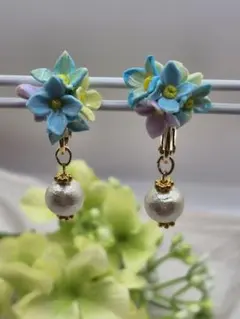 紫陽花をイメージしたクレイフラワーとコットンパールのイヤリング