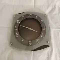 モダンな波形デザインの壁掛け時計