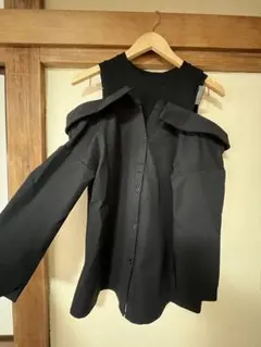 オフショルダー黒長袖シャツ dazy