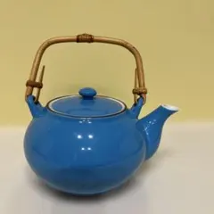 鮮やかなブルーの陶器製ティーポット つる手付き