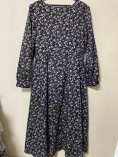 新品同様　黒とベージュの花柄☆可愛いワンピースMのサムネイル