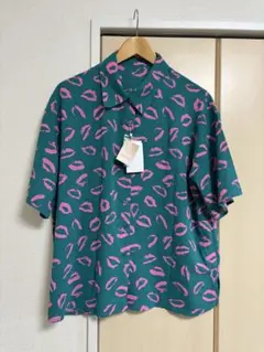 シャツ　新品　リップ柄　個性的