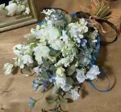 흰색과 파란색 부케와 부토니에 웨딩