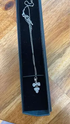 花の形のストーン付きネックレス