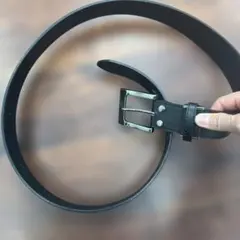 黒のメタルバックル付きベルト
