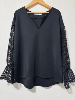 VICKYトップス　袖レースデザイン