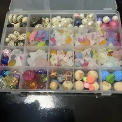 カラフルビーズと装飾パーツセット　まとめ売り　５