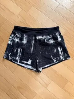 Reebok グラフィックデザイン レディース　ショートパンツ 黒白