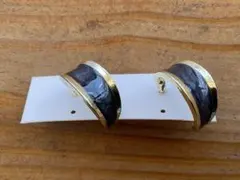 ゴールドの縁取りピアス 紺に近いブルー系