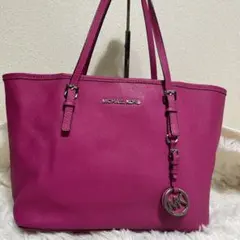 美品✨マイケルコース　トートバッグ　A4可能　チャーム　サフィアーノレザー
