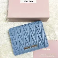 【極美品】MIU MIU マテラッセ 二つ折り財布 ロゴ金具 コンパクト 水色のサムネイル