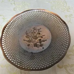 穴あきデザイン 金属製 皿 花柄彫刻