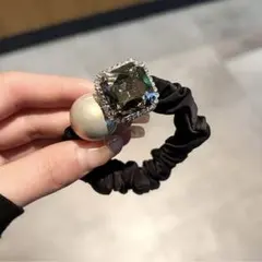 【新品未使用】パール×ビジュー ヘアゴム シュシュ ブラック ヘアアクセ 1個