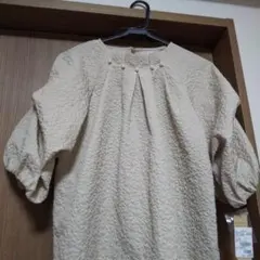 パールタック襟ふくれジャガードトップス