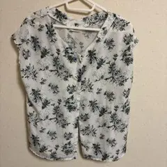 再お値下げ品！ Té chichi 花柄ホワイトノースリーブシャツ
