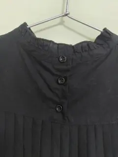 黒のプリーツ付き長袖シャツ