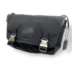 コーチ　ショルダーバッグ　メッセンジャーバッグ　斜め掛け　ロゴ　ナイロン　黒