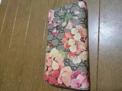GUCCI フラワープリント 二つ折り財布