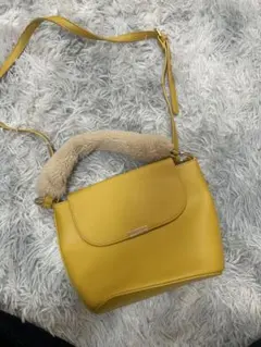 イエロー ショルダーバッグ ファー付き