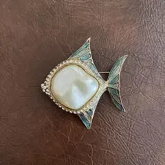 魚デザイン ブローチ 真珠風装飾