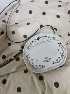 COACH ホワイト ショルダーバッグ 装飾付き
