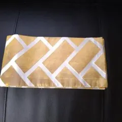 金色と白の幾何学模様の帯